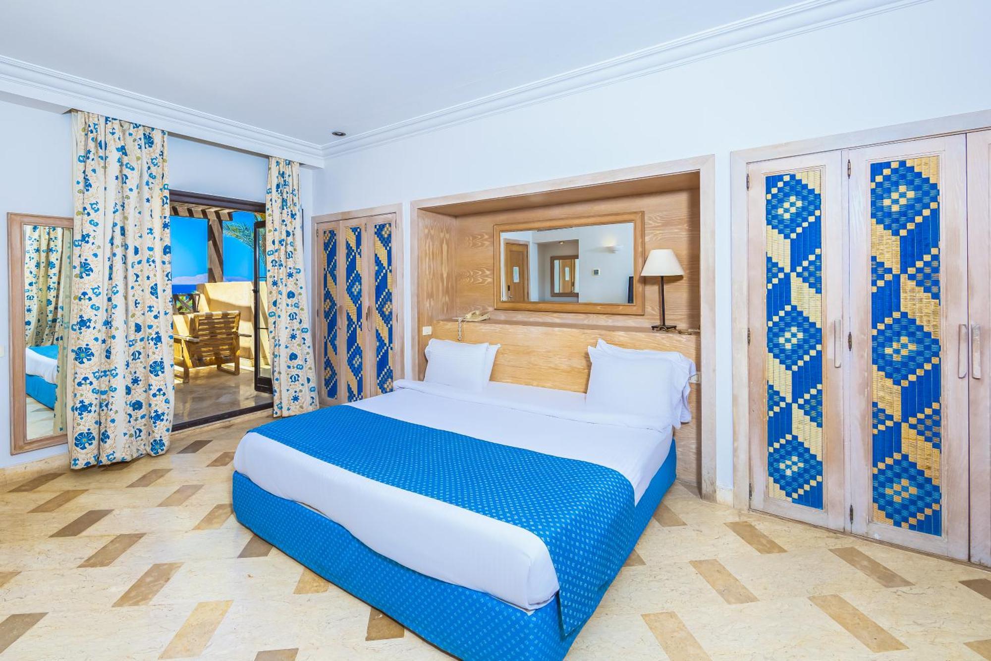 The Grand Hotel Sharm El Sheikh Bagian luar foto A bedroom at the hotel