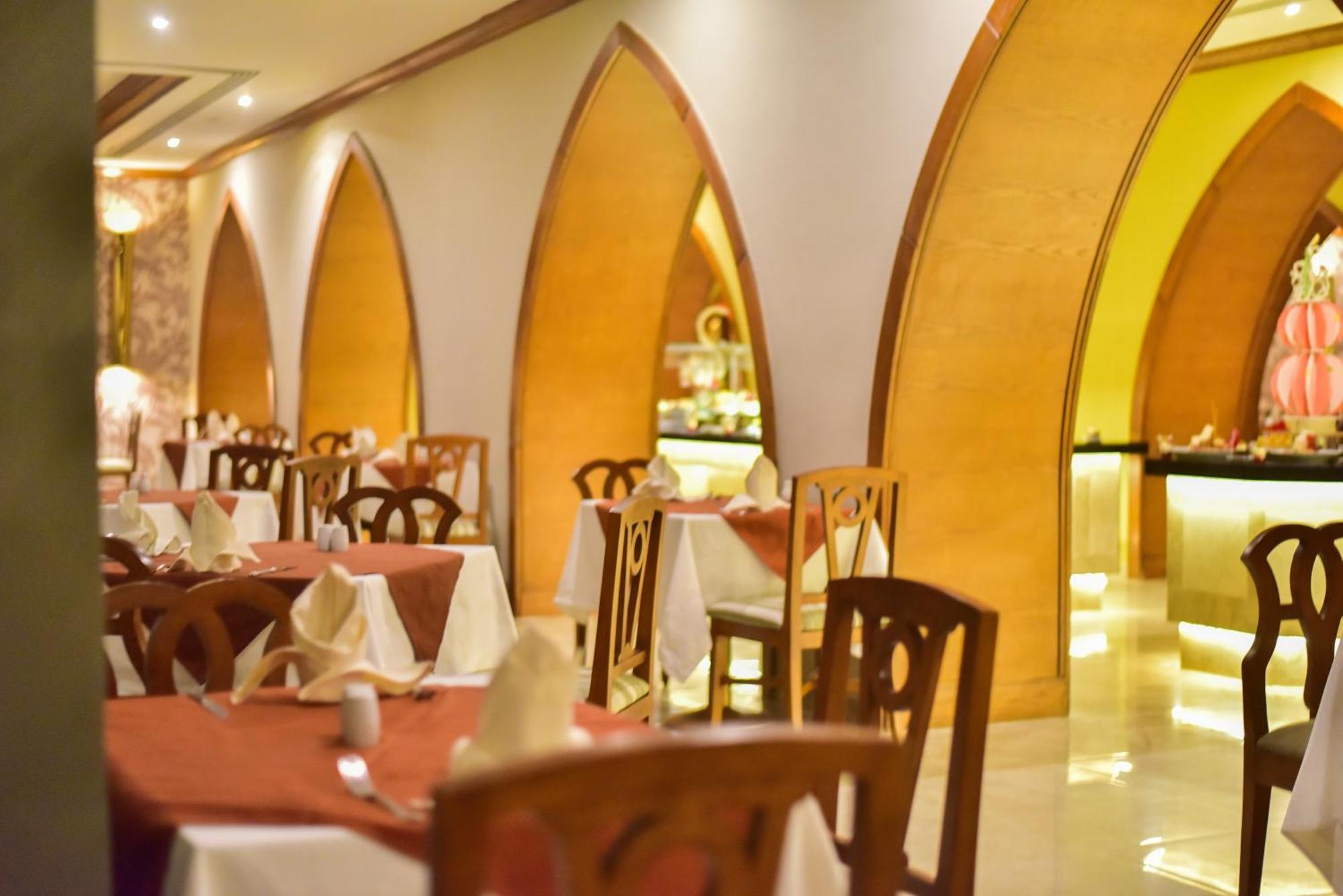 The Grand Hotel Sharm El Sheikh Bagian luar foto The interior of the restaurant