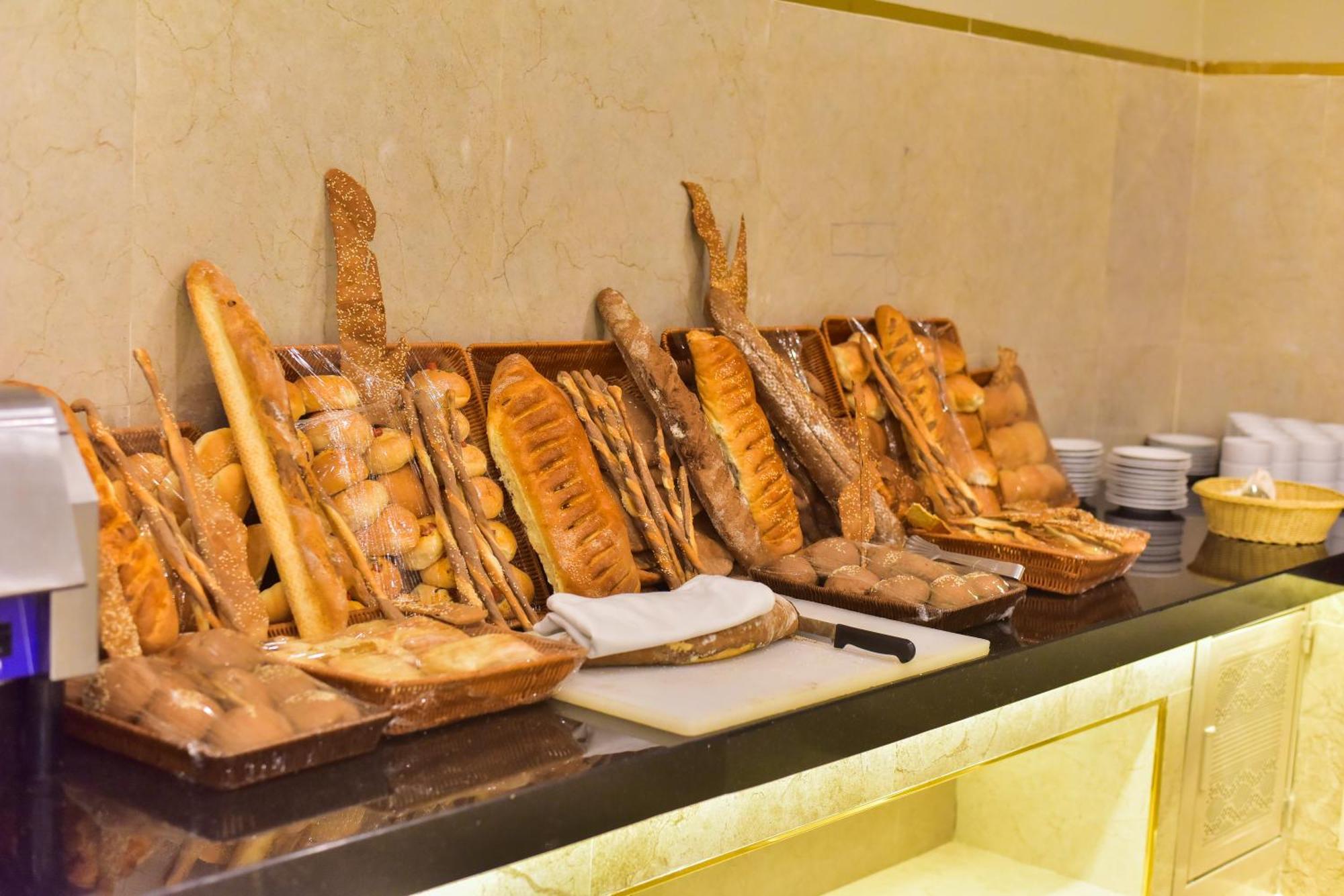 The Grand Hotel Sharm El Sheikh Bagian luar foto Bread at a buffet