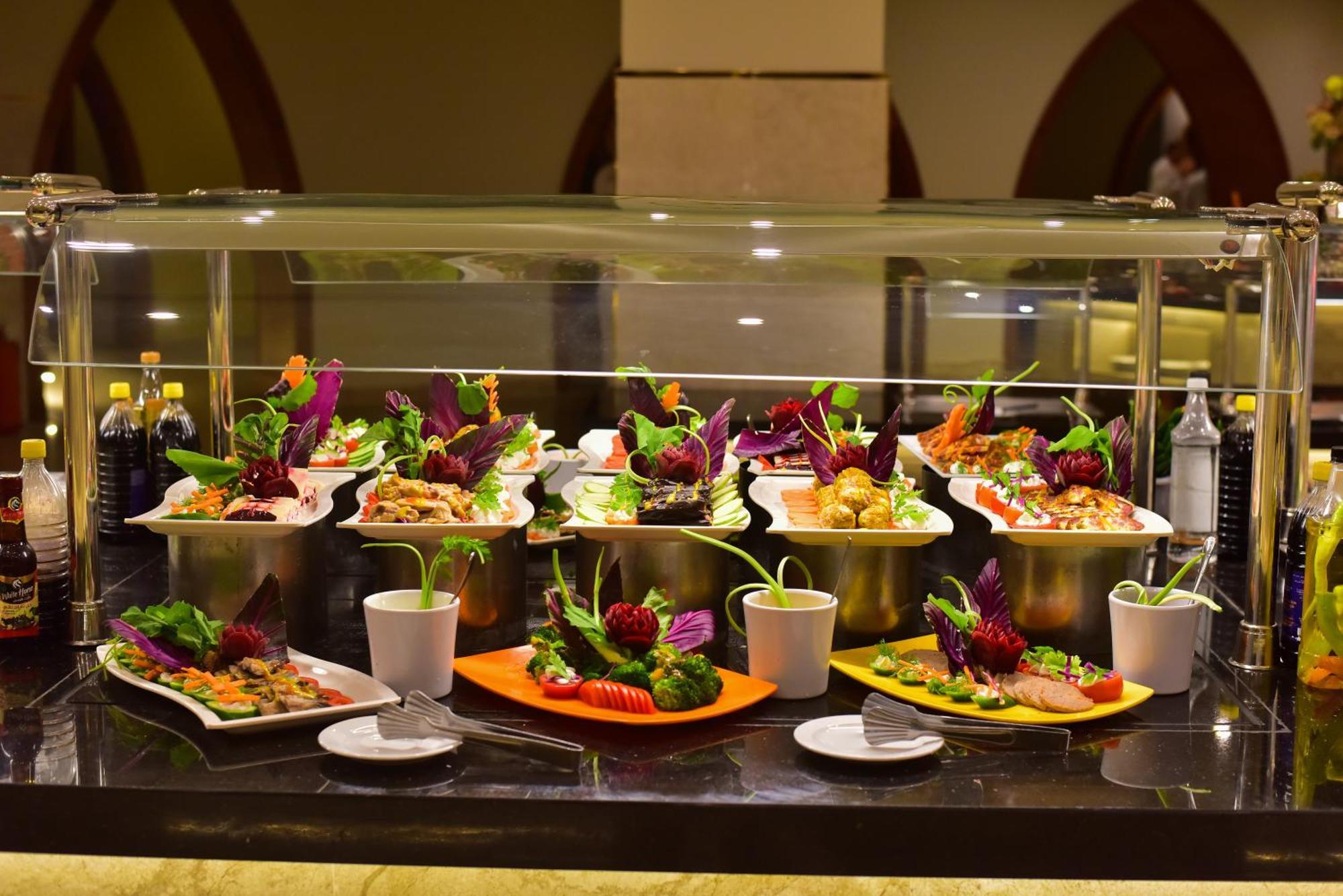 The Grand Hotel Sharm El Sheikh Bagian luar foto A salad bar