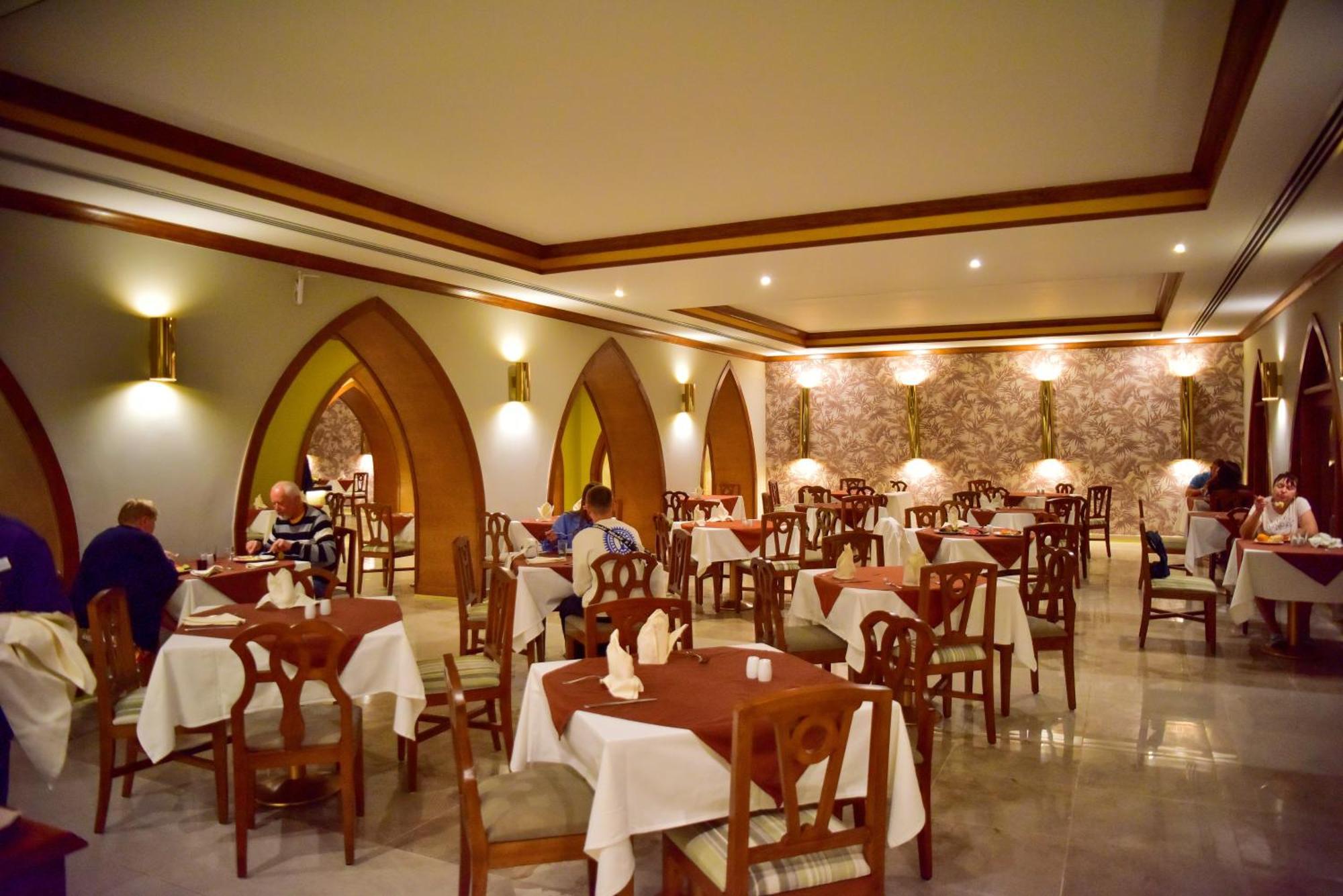 The Grand Hotel Sharm El Sheikh Bagian luar foto The restaurant at the hotel